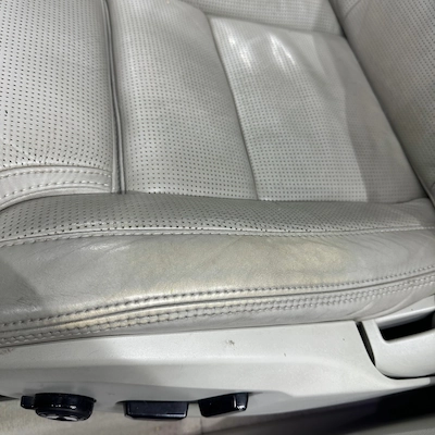 RETOUCHE RÉNOVATION CUIR AUTOMOBILE 4 Retouche cuir auto à Mamers avec teinte sur mesure. Wash Auto 72 rénove, recolore et répare le cuir de votre véhicule avec un résultat professionnel et durable.