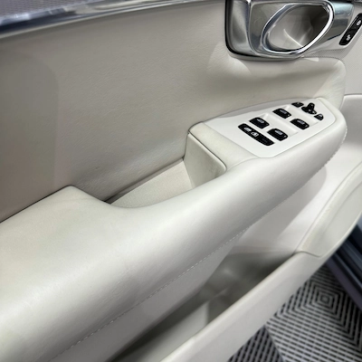 RETOUCHE RÉNOVATION CUIR AUTOMOBILE 3 Retouche cuir auto à Mamers avec teinte sur mesure. Wash Auto 72 rénove, recolore et répare le cuir de votre véhicule avec un résultat professionnel et durable.