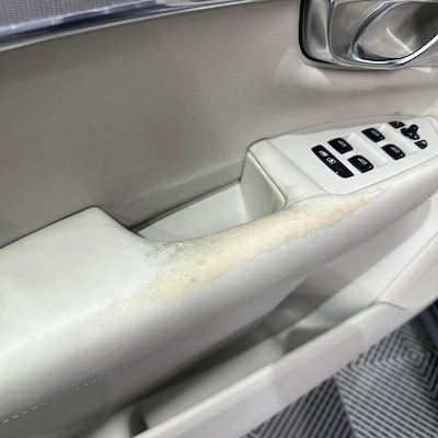 RETOUCHE RÉNOVATION CUIR AUTOMOBILE 2 Retouche cuir auto à Mamers avec teinte sur mesure. Wash Auto 72 rénove, recolore et répare le cuir de votre véhicule avec un résultat professionnel et durable.