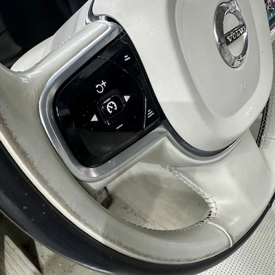 RETOUCHE RÉNOVATION CUIR AUTOMOBILE 6 Retouche cuir auto à Mamers avec teinte sur mesure. Wash Auto 72 rénove, recolore et répare le cuir de votre véhicule avec un résultat professionnel et durable.