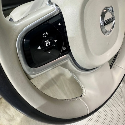 RETOUCHE RÉNOVATION CUIR AUTOMOBILE 7 Retouche cuir auto à Mamers avec teinte sur mesure. Wash Auto 72 rénove, recolore et répare le cuir de votre véhicule avec un résultat professionnel et durable.