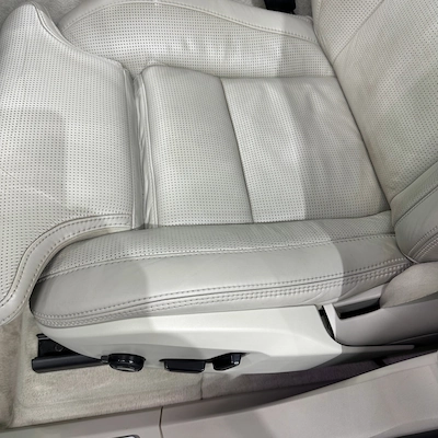 RETOUCHE RÉNOVATION CUIR AUTOMOBILE 5 Retouche cuir auto à Mamers avec teinte sur mesure. Wash Auto 72 rénove, recolore et répare le cuir de votre véhicule avec un résultat professionnel et durable.