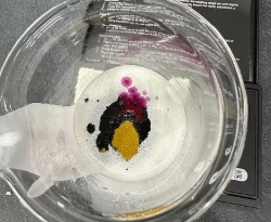 RETOUCHE RÉNOVATION CUIR AUTOMOBILE 1 Retouche cuir auto à Mamers avec teinte sur mesure. Wash Auto 72 rénove, recolore et répare le cuir de votre véhicule avec un résultat professionnel et durable.